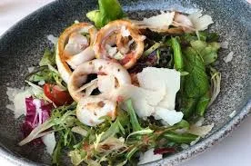 Салат с кальмарами в имбирной заправке