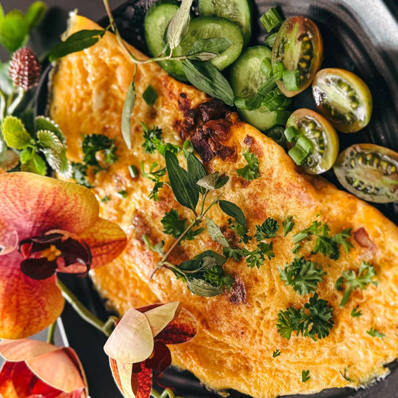 Пышный омлетик с тягучим сыром и ароматными грибами