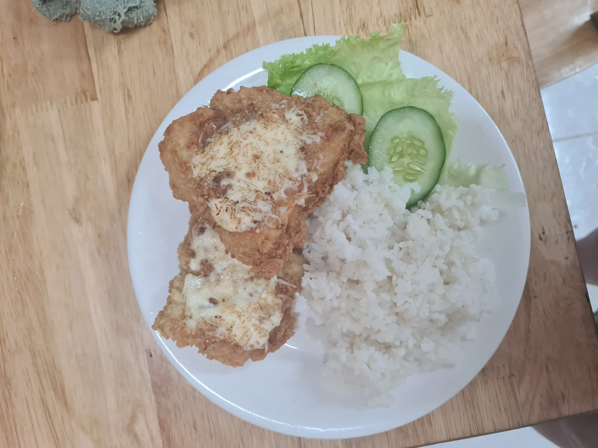 Тилапия жареная с чесночно-майонезным соусом