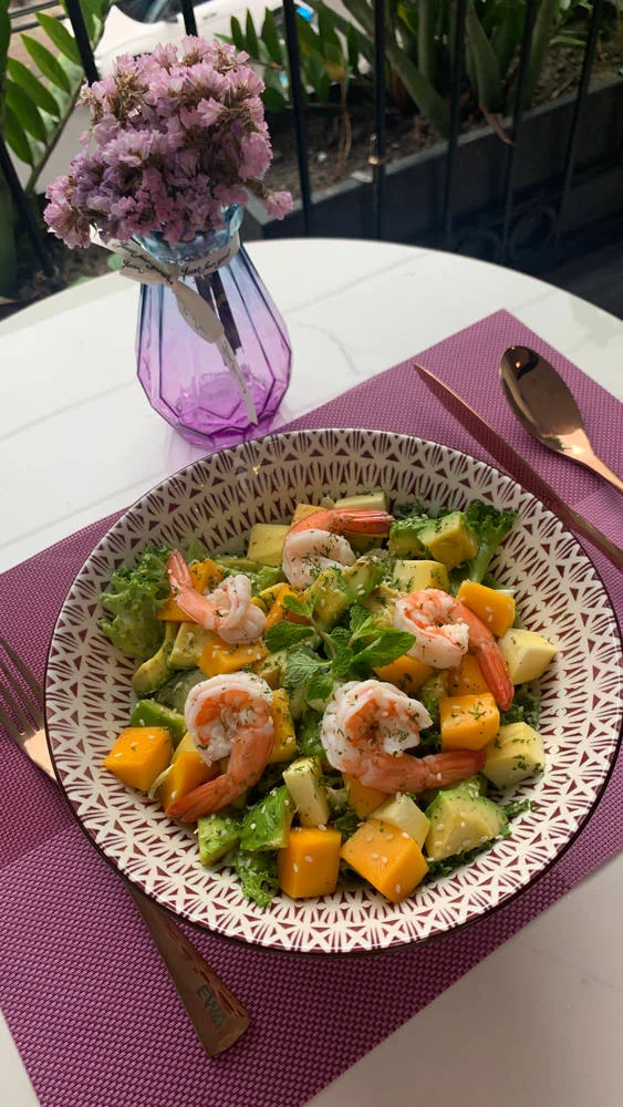 Салат с креветками и манго