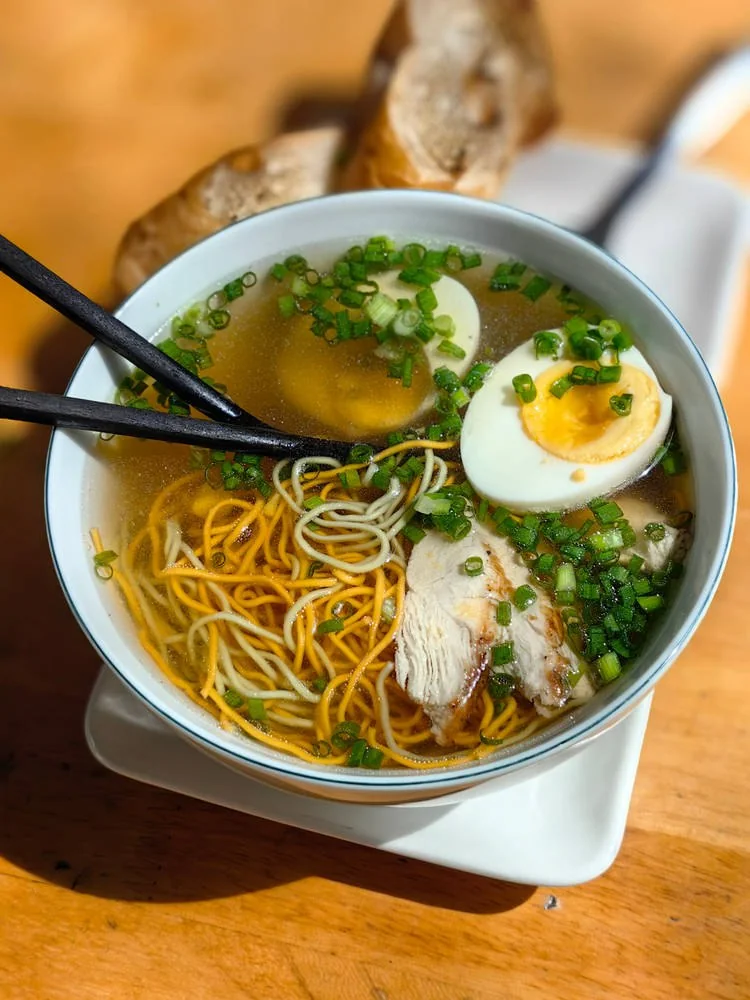 Куриный бульон с лапшой и яйцом