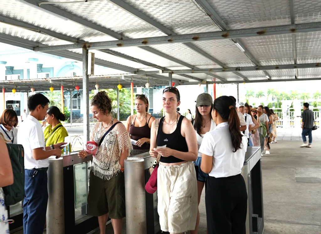 Залив Халонг принимает большое количество международных туристов.