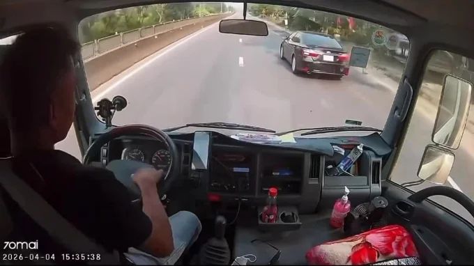 Вьетнамский водитель грузовика вывихнул лодыжку, пробегая по шоссе, чтобы спасти малыша от транспорта, движущегося со скоростью 90 км/ч