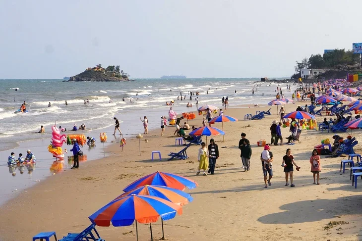 Количество морских червей и медуз заметно сократилось, пляжи Вунгтау переполнены отдыхающими перед праздниками