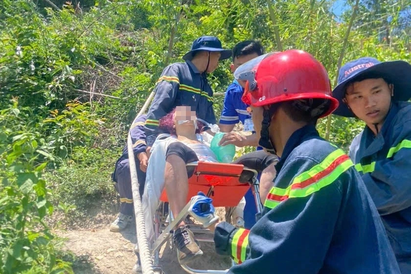 Спасение иностранной туристки, потерявшей силы во время восхождения на гору Ко Тьен