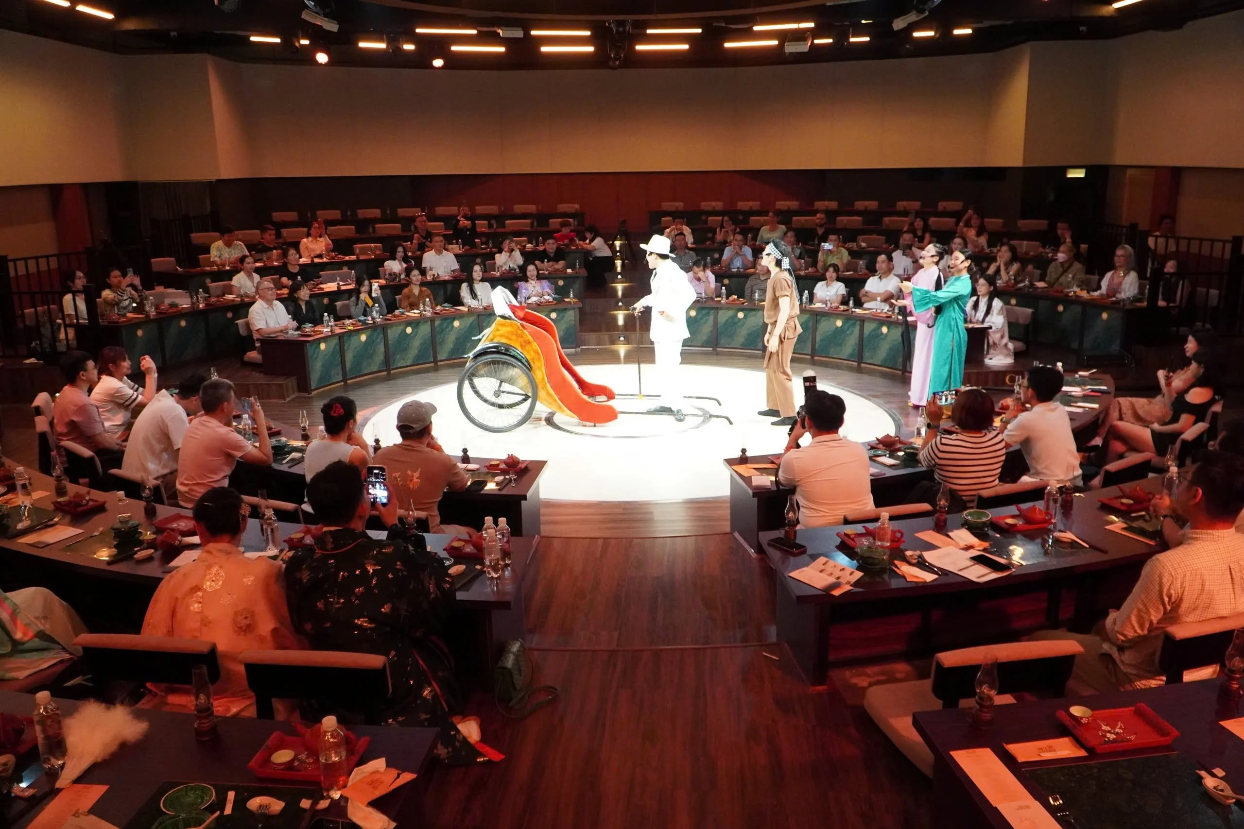 ВИДЕО: Что интересного в арт-шоу и ужине стоимостью почти 2 миллиона донгов в центре Хошимина?