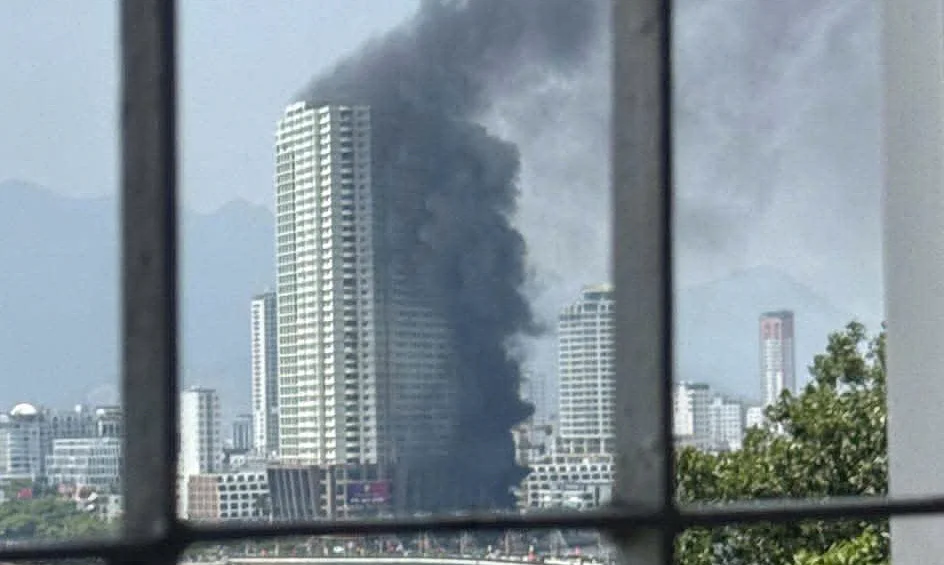 Автобус со спальными местами загорелся, дым окутал 40-этажный отель в Нячанге.