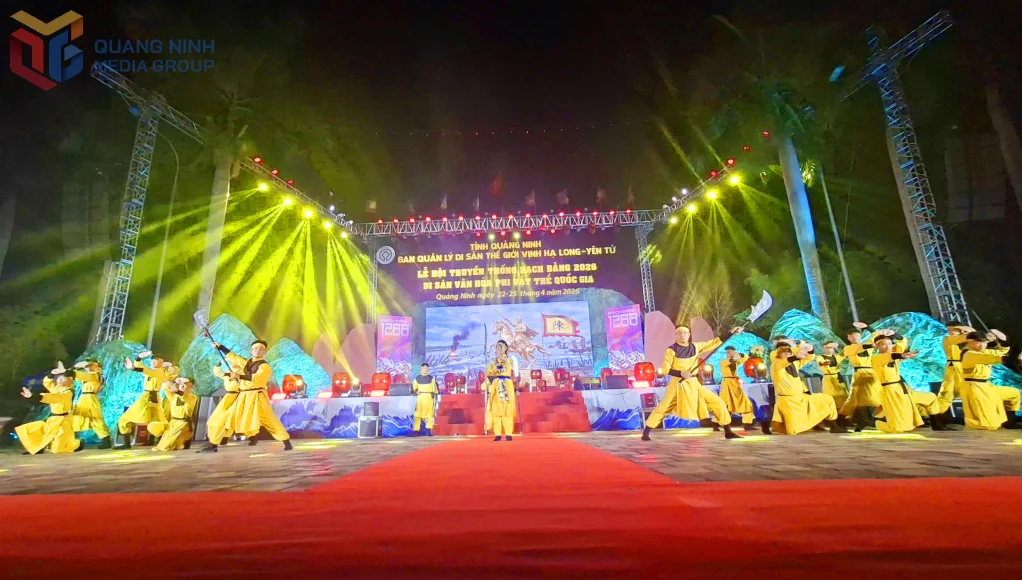 Традиционный фестиваль у исторической реки