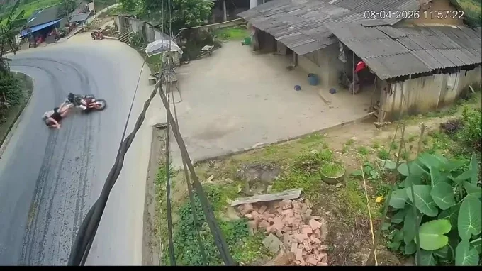 Иностранные туристы вылетели под встречный грузовик на петле Хазянг во Вьетнаме.