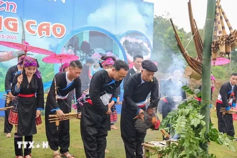 Краски культуры высокогорья «приходят в город», помогая туристам «избежать» давления пробок на майские праздники.