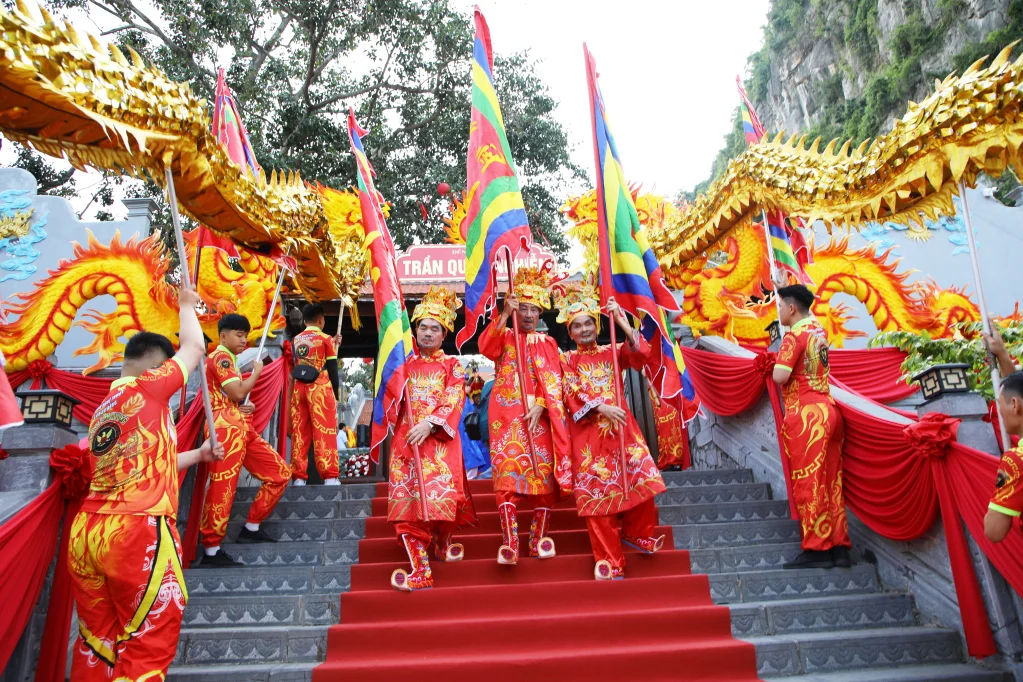 Оживленный фестиваль храма Дык Онга