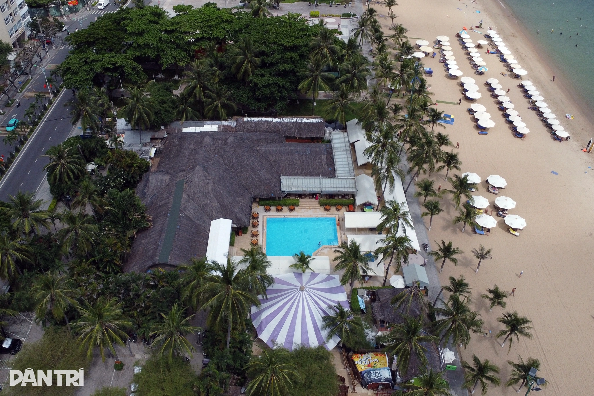 Причина, по которой два известных ресторана на побережье Нячанга пока не переехали